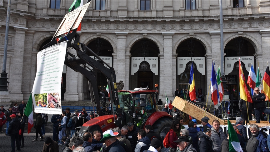 İtalya'da çiftçiler, AB'nin tarım politikalarını protesto etmeyi sürdürüyor