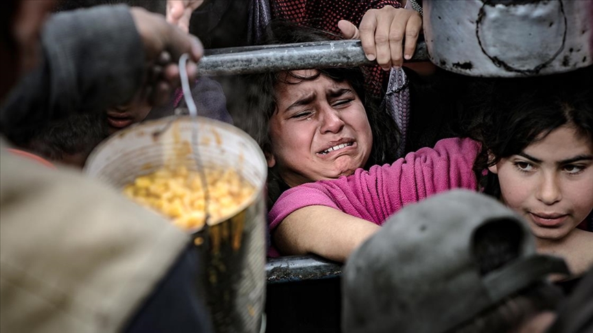 İsrail'in zorla aç bıraktığı ve yerinden ettiği Gazze halkı, bir tas çorba  için sıra beklemek