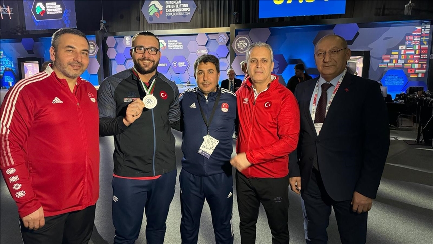 Турецкий тяжелоатлет завоевал серебро на чемпионате Европы