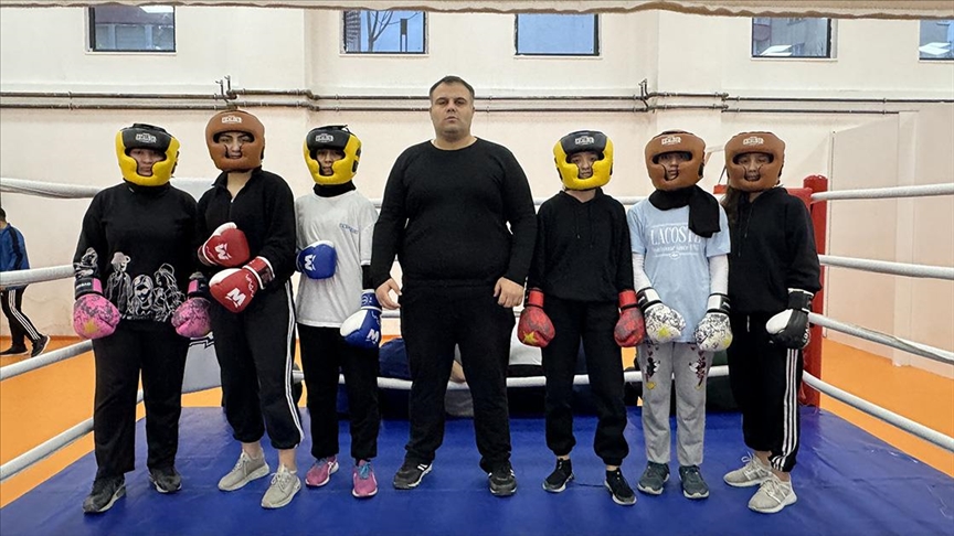 Siirtli boks antrenörü okullarda yeni yeteneklerin izini sürüyor