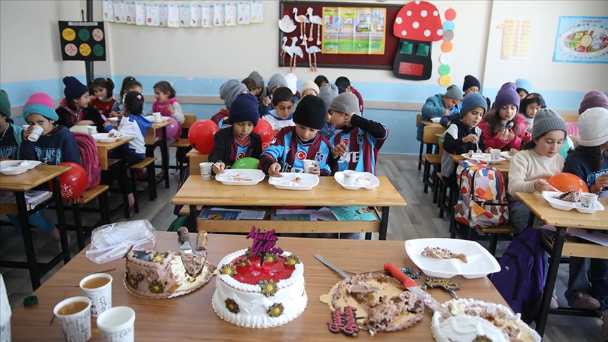 Kocaelili öğrenci "üşümesinler" diye Van'daki çocuklar için bere ördü