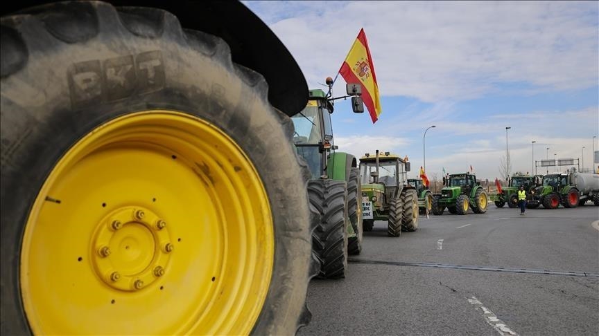 Hundreds of tractors tangle up Madrid in huge farmer protests