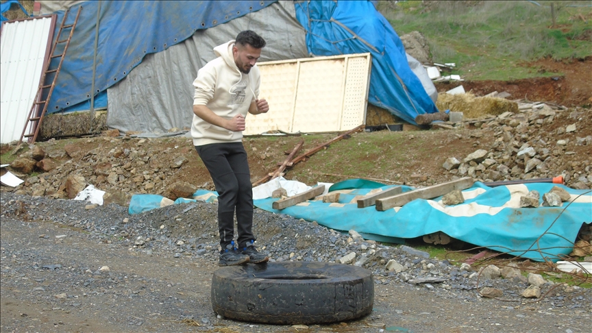 Lastik ve saman balyalarıyla Dünya Alpagut Şampiyonası'na hazırlanıyor