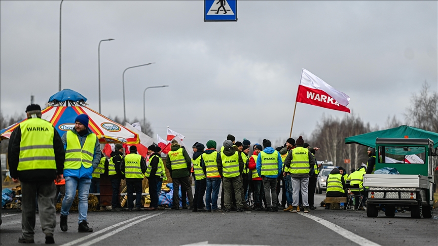 Ukrainian president invites Poland to talks amid protests by Polish farmers blocking borders