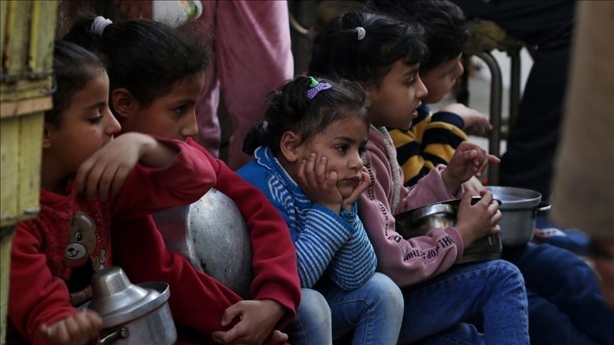 أطفال بغزة يحتجون على شح الغذاء والماء جراء الحصار