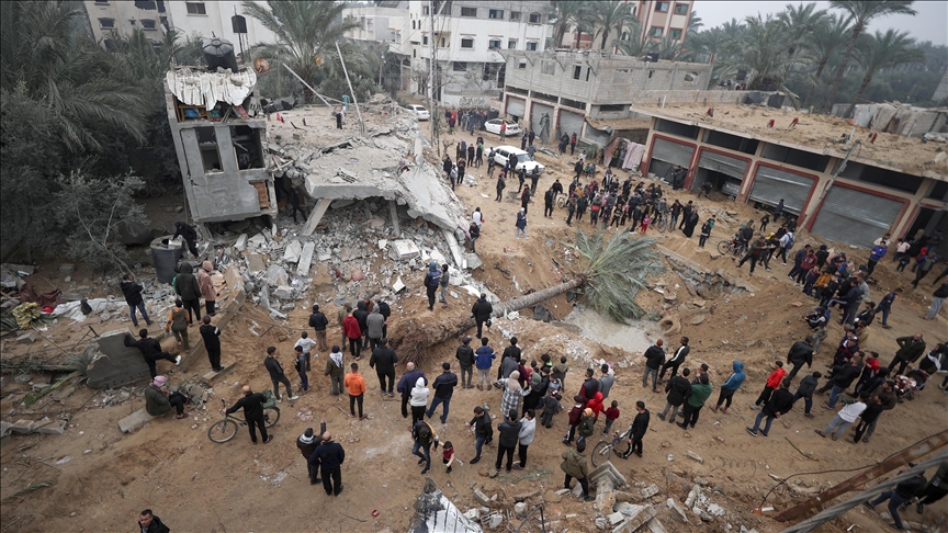 غزة.. عائلات فلسطينية تعيش على “أطلال” المنازل