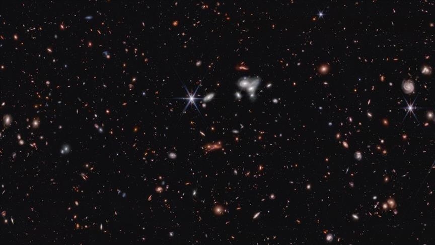 Une puissante éruption d’un trou noir découverte dans un amas de galaxies situé à des milliards d'années-lumière