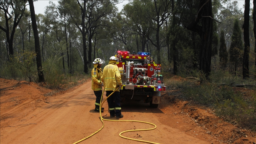 Australian states battle blaze as temperatures soar