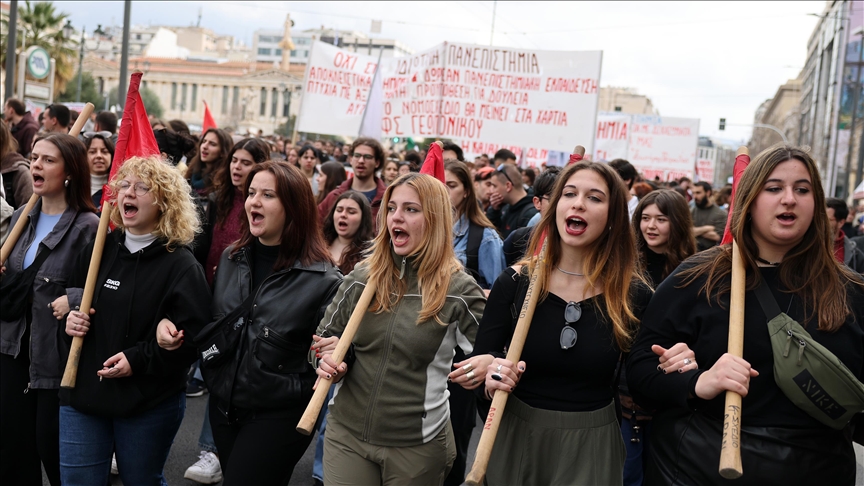 Greek students take to streets for 7th week against university reform bill