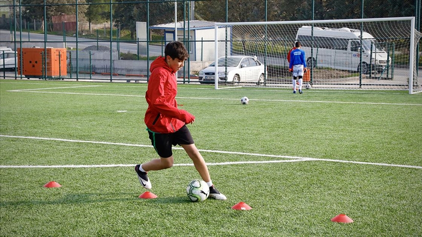Depremde annesini, babasını, kardeşini kaybeden Hüseyin, futbolla hayata tutunuyor