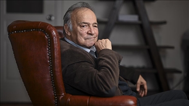 Özal'ın teşvikiyle senaryo yazmaya başlayan Avni Özgürel