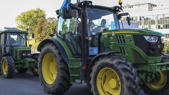 France/Colère des agriculteurs : Des dizaines de tracteurs bloquent le périphérique puis entrent dans Paris