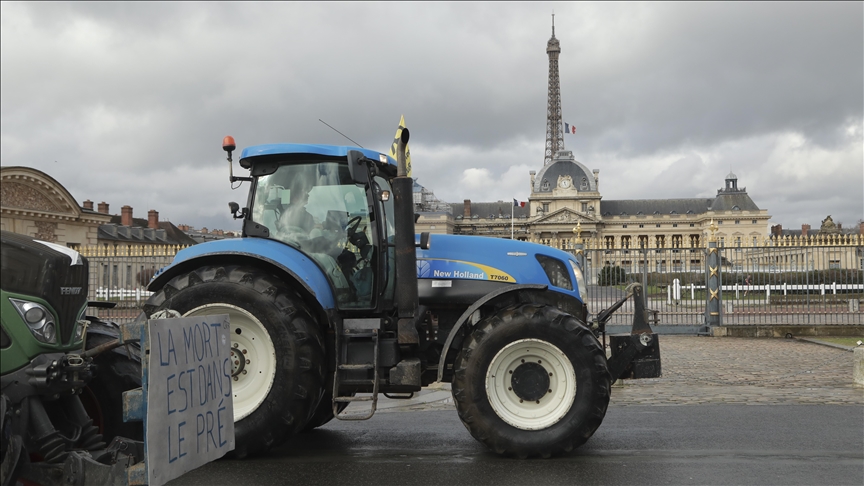 Angered farmers move into central Paris on tractors ahead of Agriculture Fair