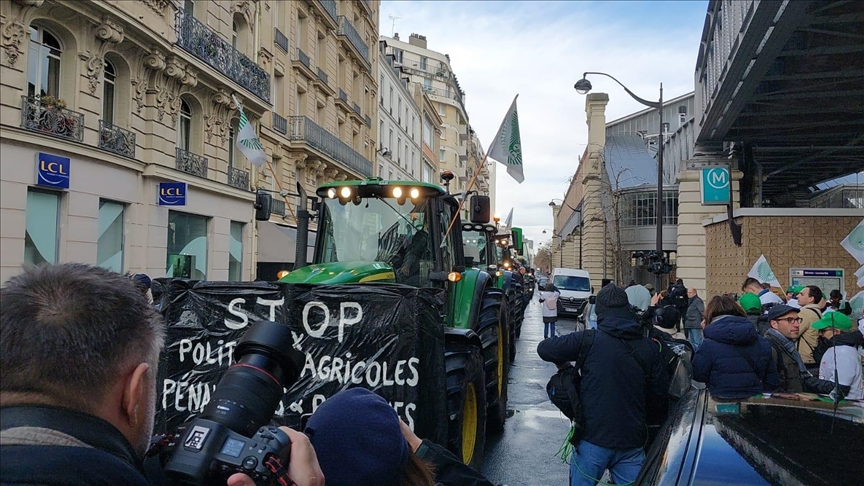 France: les agriculteurs en colère à nouveau dans les rues de Paris