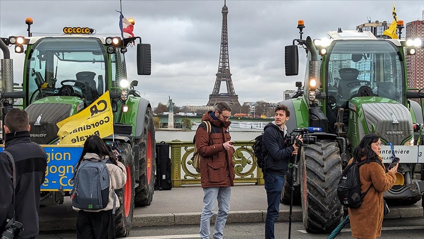 Fransa'da çiftçiler, traktörleriyle Paris'e ulaşım yollarında trafiği engelledi