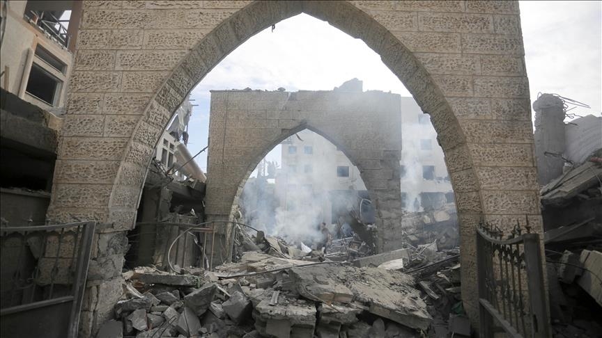متحدين الدمار.. فلسطينيون يؤدون الصلاة على أنقاض أقدم مساجد غزة (تقرير)