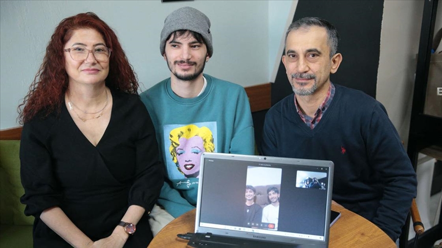 Seyahatsever üçüzler "dünyayı" geziyor