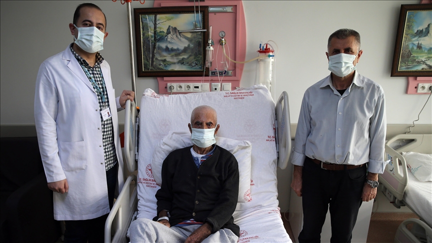 Lösemi teşhisi konan 94 yaşındaki hasta tedavisinin ardından taburcu edildi