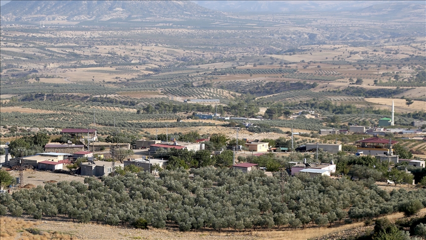 Toros Dağları'nın eteğindeki mahallede inşa edilen gölet yöre halkına "can suyu" olacak