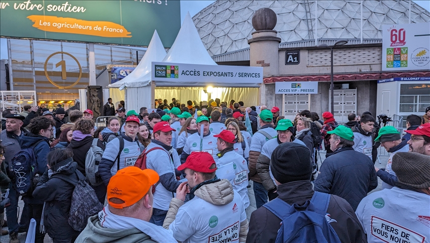 France : Macron inaugure le Salon de l'agriculture, avec retard et sous les huées