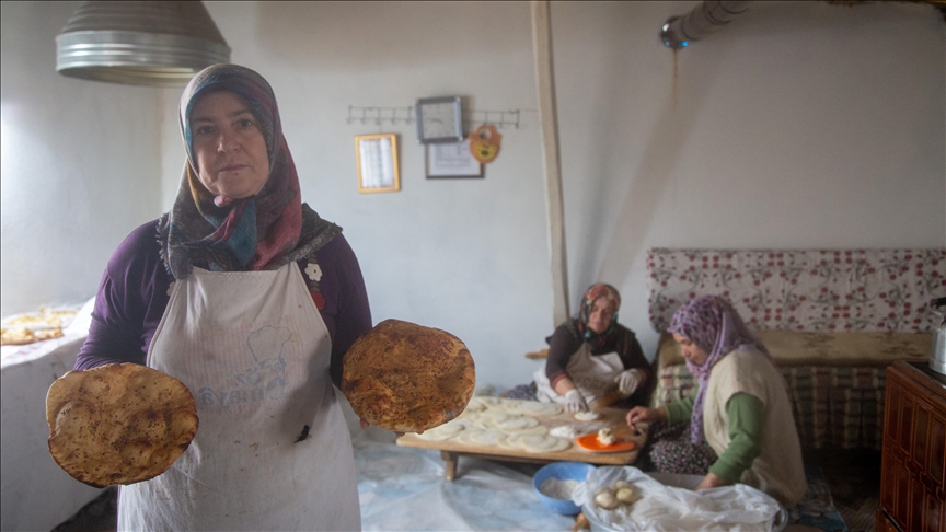 Malatya'nın yöresel ekmeğini yaparak il dışına gönderiyor