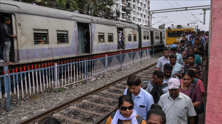 Hindistan'da makinistin inerken el frenini çekmeyi unuttuğu yük treni yaklaşık 80 kilometre gitti
