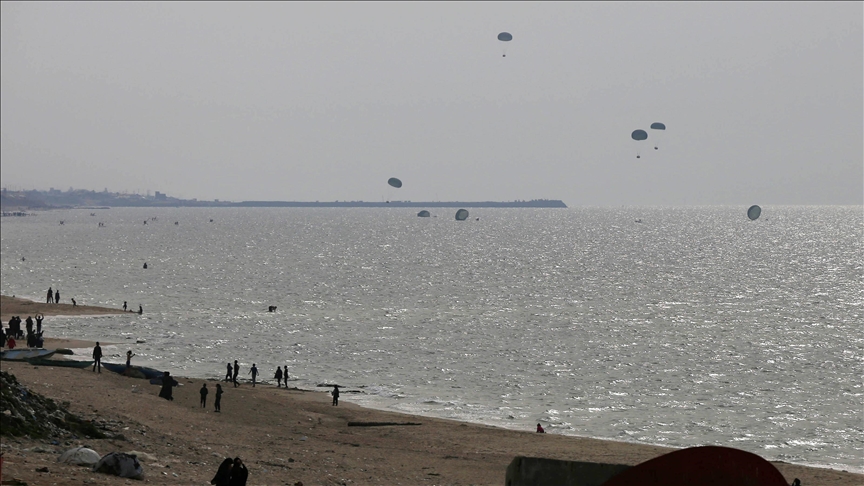 Палестинцы собрались на побережье Газы, чтобы добраться до сброшенной в море помощи