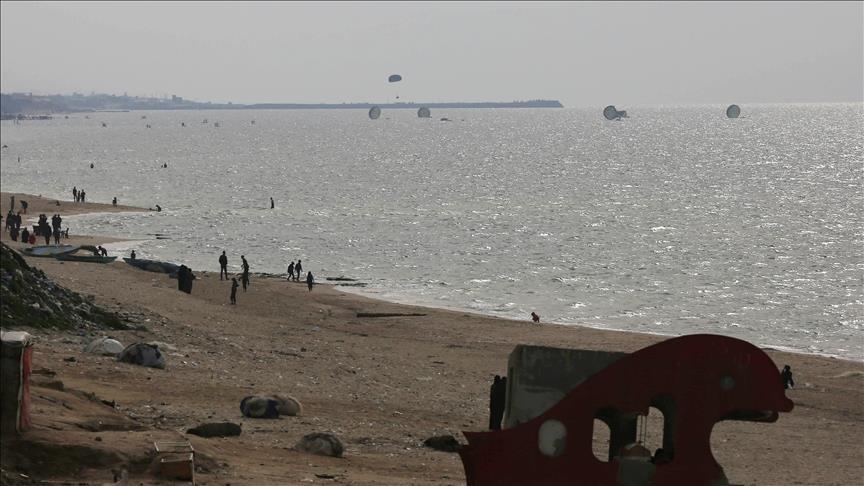 Les forces égyptiennes effectuent un largage aérien d'aide humanitaire à Gaza