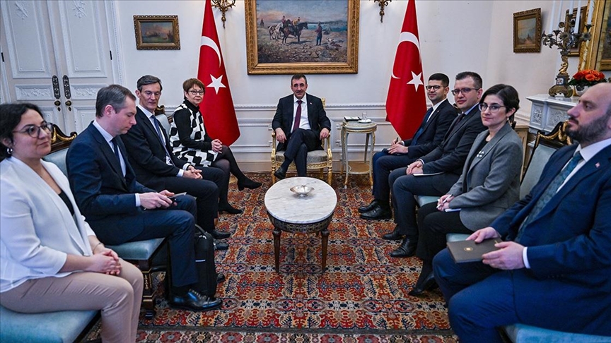 Cumhurbaşkanı Yardımcısı Yılmaz İngiltere'de temaslarda bulundu