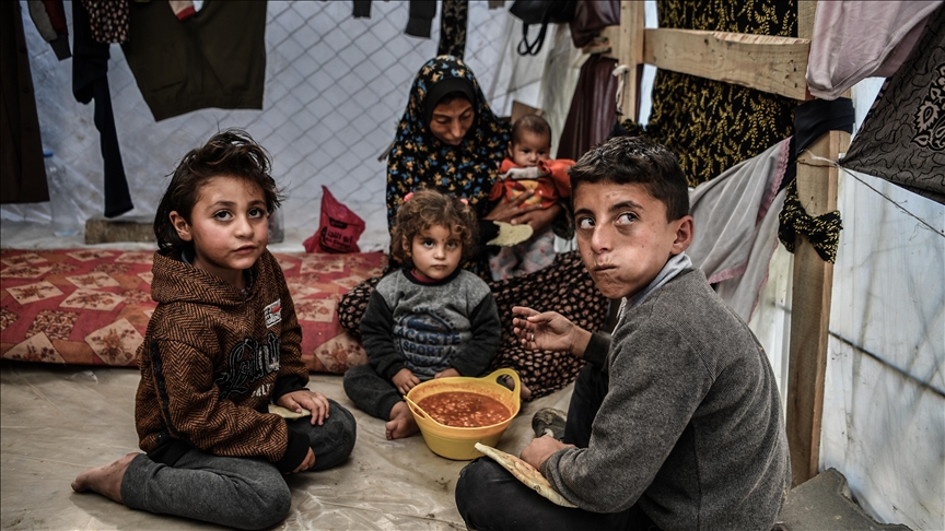 فلسطينية تصارع الجوع لإنقاذ حياة رضيعها بغزة (تقرير)