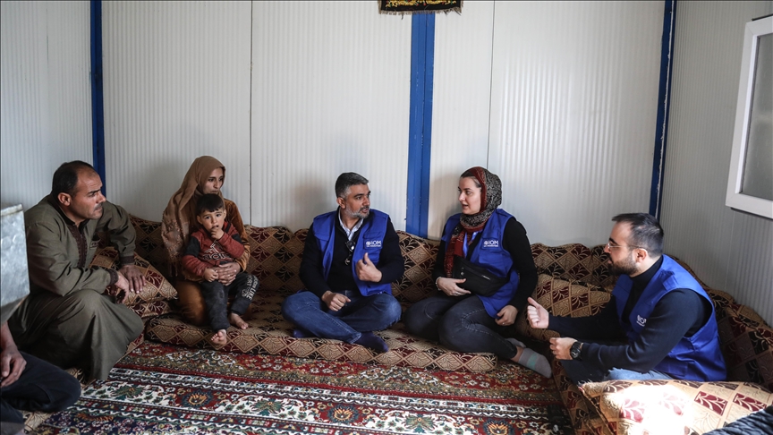 وفد من "الهجرة الدولية" يلتقي نازحين في إدلب السورية