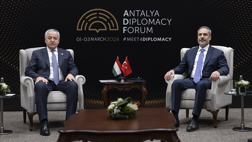 وزيرا خارجية تركيا وطاجيكستان يبحثان تعزيز التعاون بين البلدين