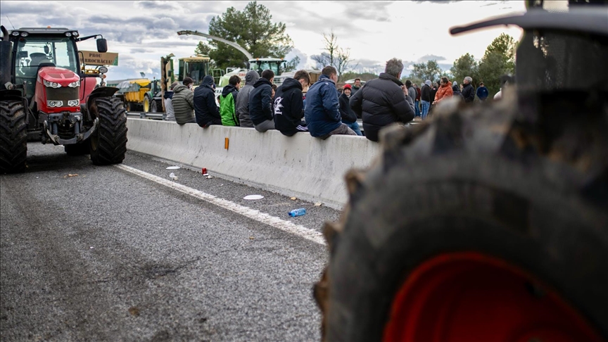 Protesting farmers clash with police in Spanish city of Zaragoza
