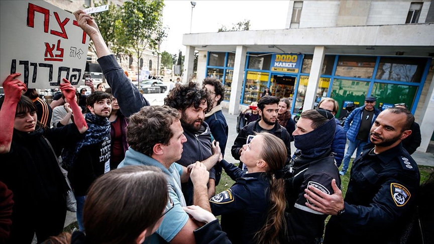 İsrailli aktivistler, Batı Kudüs'te "savaş karşıtı" gösteri düzenledi