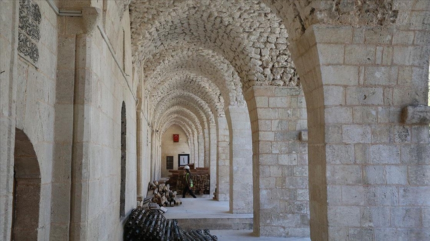 Depremde hasar gören Şanlıurfa'daki tarihi Ulu Cami onarılıyor