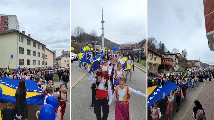 Dan nezavisnosti BiH defileom djece i građana obilježen u Srebrenici