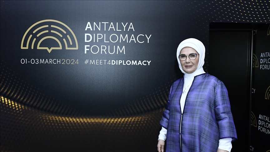Turkish first lady welcomes guests, holds meetings with counterparts on sidelines of Antalya Diplomacy Forum