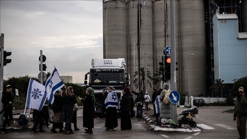 يمينيون إسرائيليون يحاولون مجددا منع دخول مساعدات إنسانية إلى غزة
