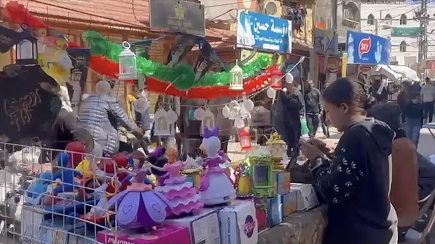 Gazze, İsrail saldırıları altında ramazan fenerleriyle mübarek ayı karşılamaya hazırlanıyor
