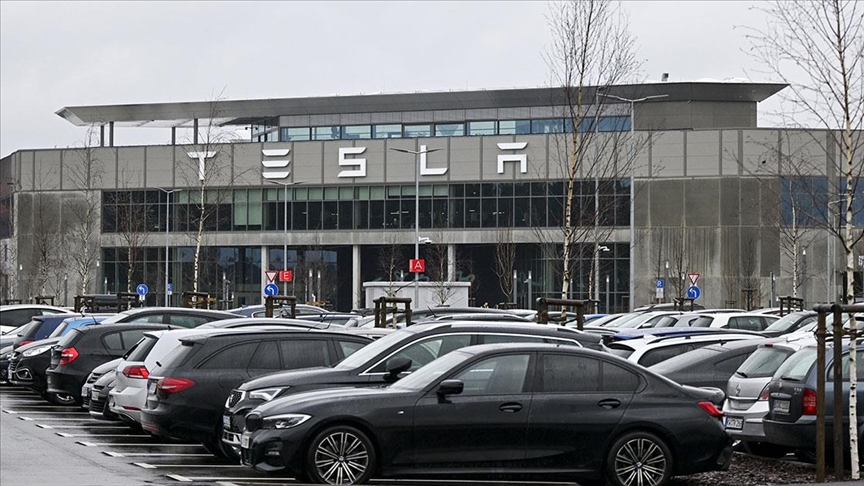 Almanya'da Tesla fabrikasında üretimi aksatan yangının kundaklamadan kaynaklandığı belirtiliyor