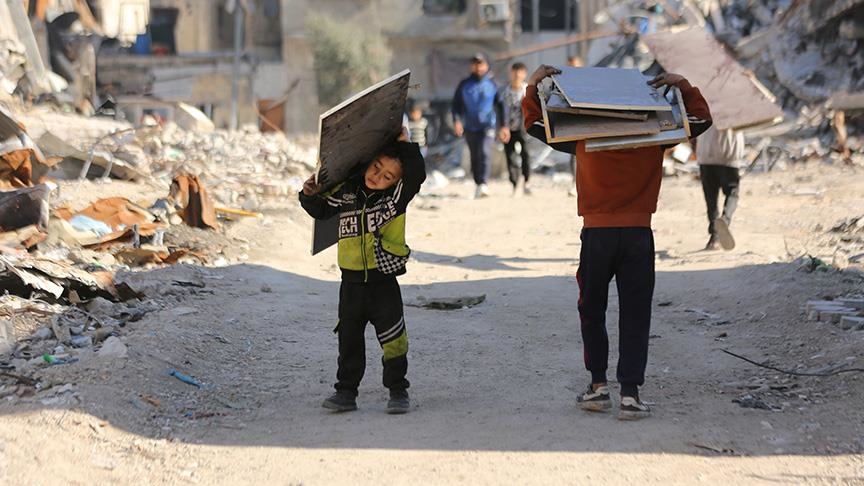 الحطب في زمن الحرب.. أطفال غزة يبحثون عن دفء مفقود في بقايا خشب
