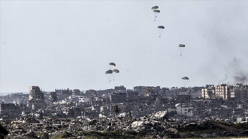 AA ekibi, Gazze Şeridi’nin kuzeyine havadan atılan insani yardımları görüntüledi