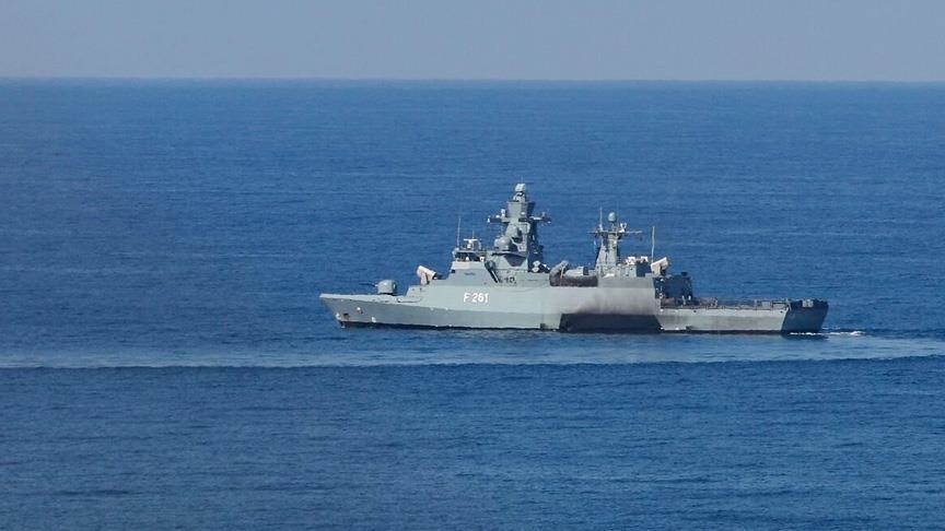 البحرية الهندية تعلن إنقاذ 21 شخصا من طاقم سفينة استهدفها الحوثيون