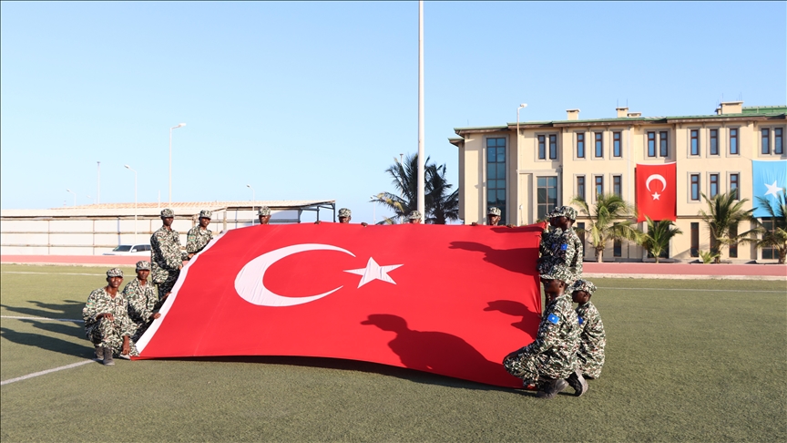Türkiye'nin eğittiği 500 Somalili asker göreve başladı