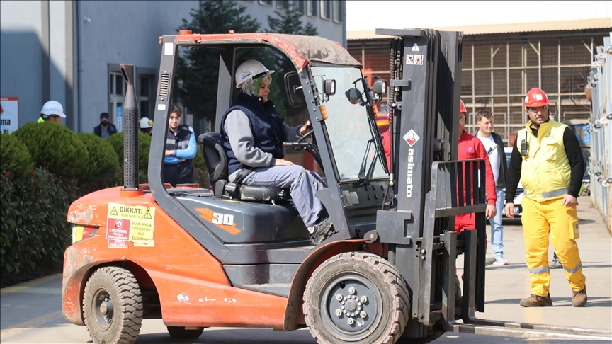 Yalova'da forklift operatörlüğü kursuna katılan kadınlar sertifikalarını aldı