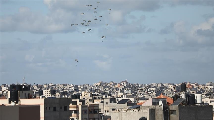 Ящики гумпомощи упали на палестинцев, ожидающих помощи в Газе