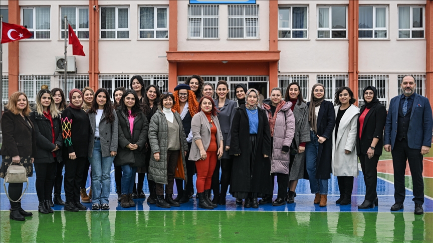 İstanbul'daki ilkokulda öğrenciler kadın öğretmenlere emanet