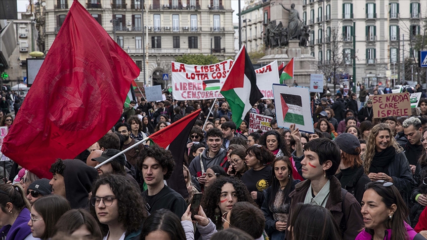 İtalya'da kadınlar günü yürüyüşlerinde Filistin bayrakları açıldı