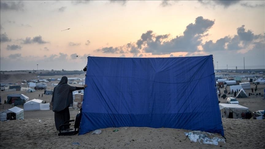 Bande de Gaza: une Palestinienne déplacée devient maman de triplés (reportage)