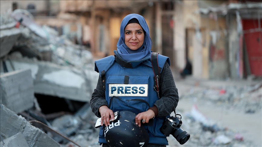 في يوم المرأة.. صحفيات غزة يتشبثن بالكاميرا والقلم لنقل المأساة (تقرير) 